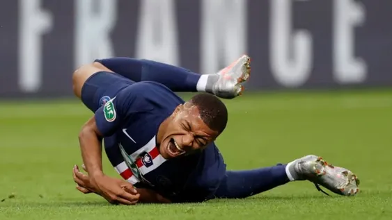 Se confirmó el esguince de tobillo de Mbappé y se pierde el reinicio de la Champions