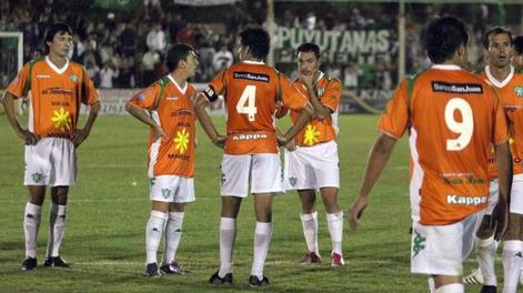 Silbidos e insultos, el adiós