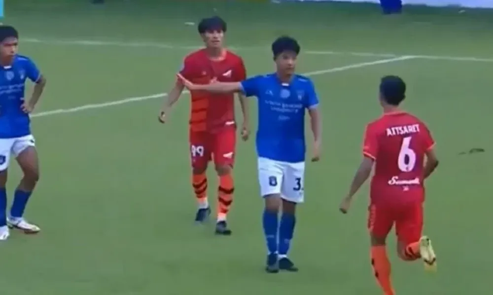 [VIDEO] Golpeó a su rival y su club le rescindió el contrato por la salvaje acción