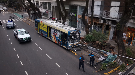 El colectivo perdió el control, subió a la vereda y terminó contra un árbol tras atropellar a dos mujeres.
