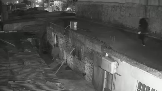 se hicieron pasar por policias para entrar a una casa en un allanamiento, no lo lograron y escaparon por los techos