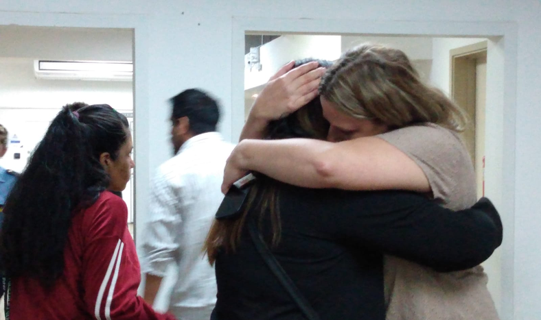 La mamá de una de las víctimas y denunciante se abrazó con la ayudante fiscal del caso, tras conocer la resolución del juicio contra el profesor César Coria.&nbsp;