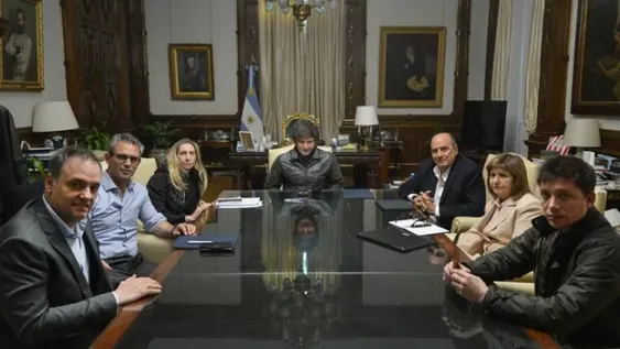 NO HABRÁ CAMBIOS  en el Gabinete. El Presidente encabezó ayer la primera reunión de la mesa política. El Presidente canceló su viaje a España.