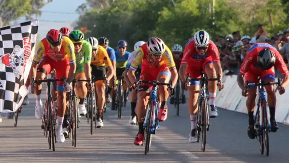Álvarez ganó el duelo a una sola sangre