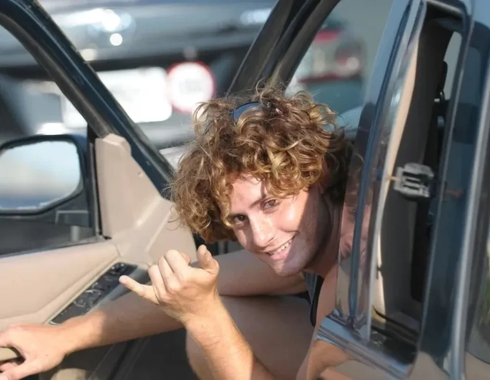 Liberaron al surfer que violó la cuarentena, pero seguirá recluido y con guardia policial