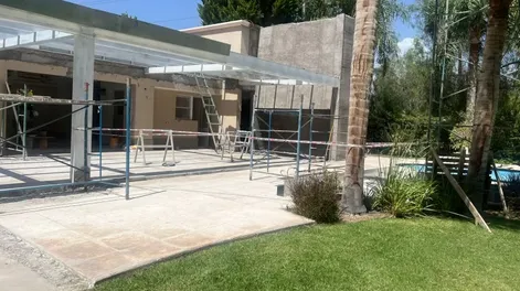 Accidente laboral dentro de un country: qué se sabe del albañil que cayó y se incrustó una mecha de taladro en su cabeza