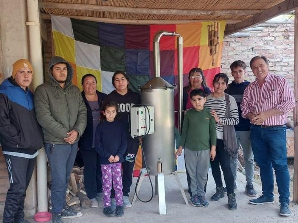 Aprovechan yuyos autóctonos para obtener varios destilados