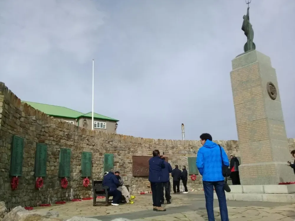 Los veteranos sanjuaninos visitaron el sitio que recuerda a los británicos caídos en la guerra