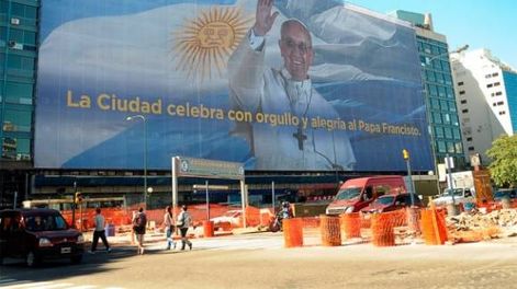 Desplegaron una gigantografía del Papa frente al Obelisco