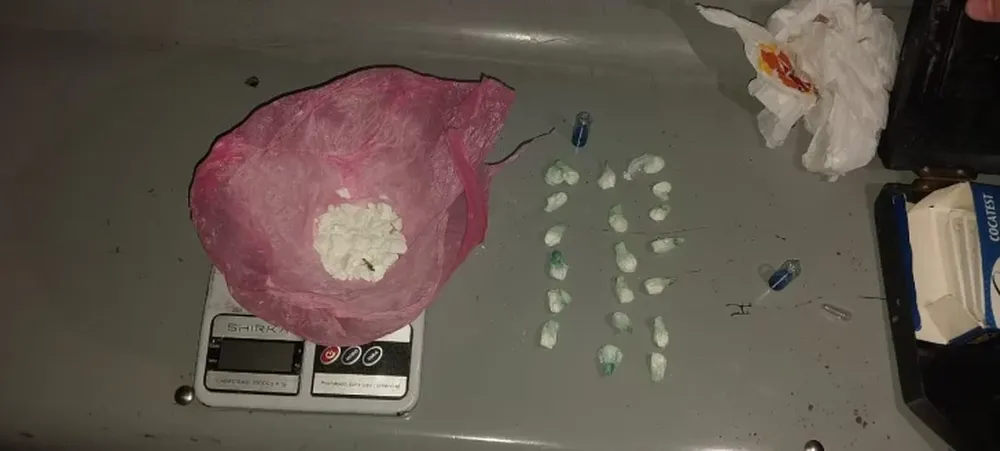 Sorprendieron a cuatro sujetos que estaban vendiendo droga: tenían más de 30 gramos de cocaína