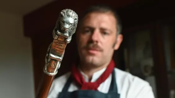 Un bastón presidencial con la figura de un león