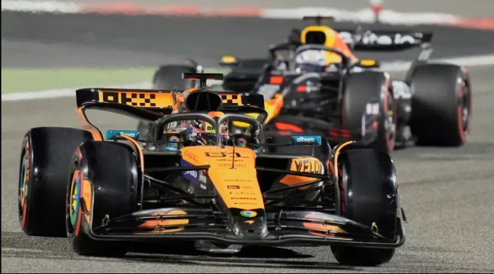 EL AUSTRALIANO de McLaren mantuvo su dominio en la fase previa.