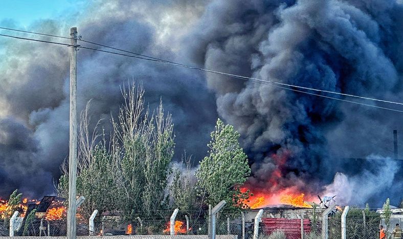 Estiman que las pérdidas materiales tras el feroz incendio en Eco San Juan S.A. ascienden a $200 millones.