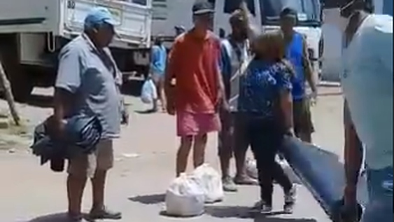 Empleada municipal maltrató a un hombre que perdió su casa en el sismo: la suspendieron