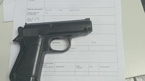 Réplica de plástico con la que robaron a una mujer en la puerta de su casa.