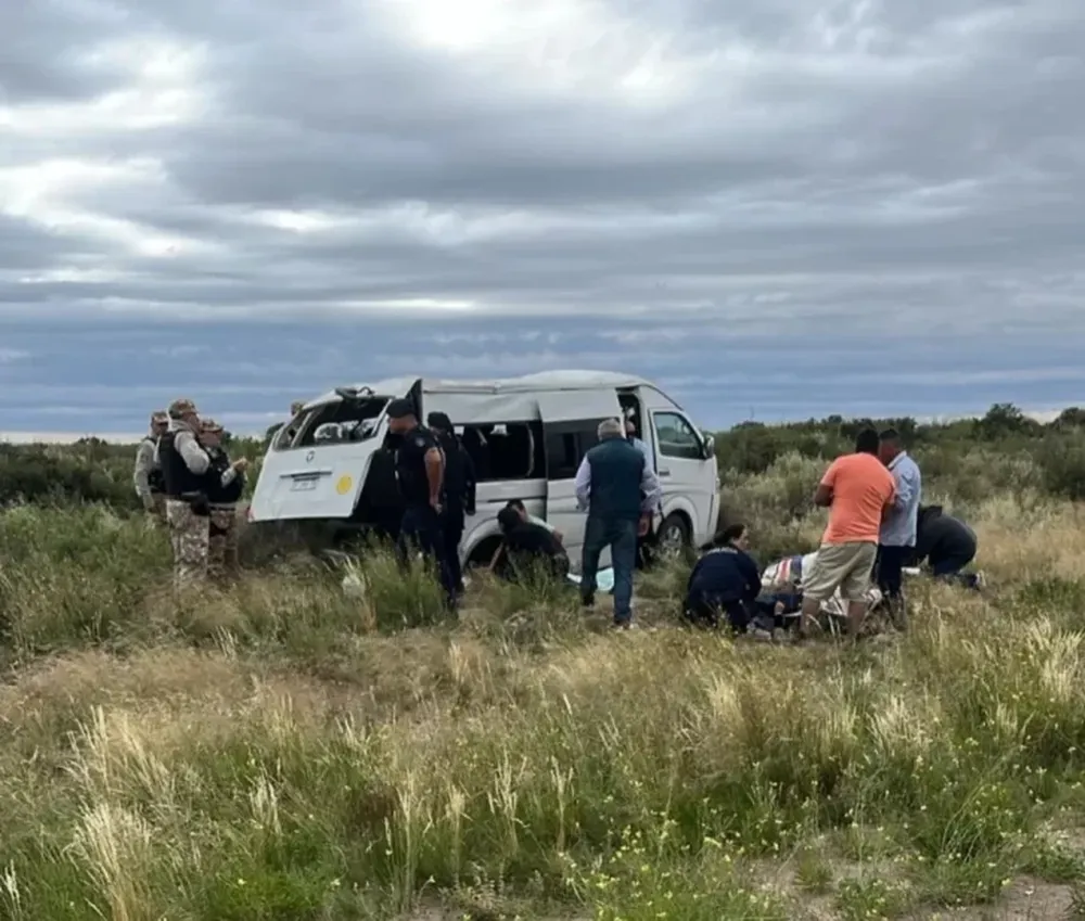 Volcó un utilitario en el que viajaban 15 personas: conmoción por la muerte de Roco