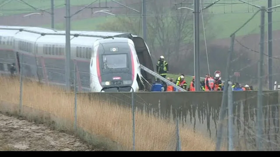 El accidente se produjo en el paso a nivel cerca de Mazingarbe&nbsp;y fue protagonizado por un tren que transportaba más de 240 personas y cubría el trayecto Dunkerque-París.