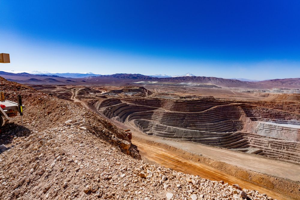 La Escondida tiene dos open pit de donde extrar el 5% del cobre mundial. El primero tiene 2,7 x 3km y 900 metros de profundidad. Calculan que queda mineral para otros 80 años.