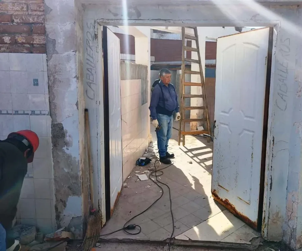 OBRA. Ya comenzaron con los trabajos de refacción y recuperación de 20 baños de uso público en San Expedito, Bermejo, para una mejor prestación de servicio para los visitantes.