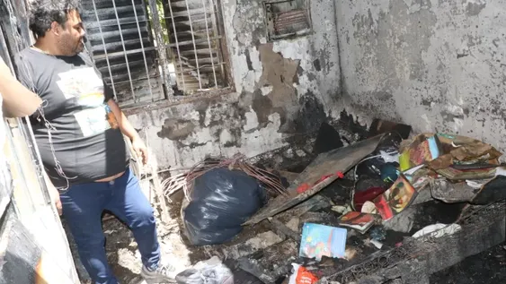 JONATHAN PASTÉN (36) en la habitación donde el menor de sus hijos inició el devastador incendio. Si alguien desea colaborar con la familia afectada puede llamar al 264-5246593.