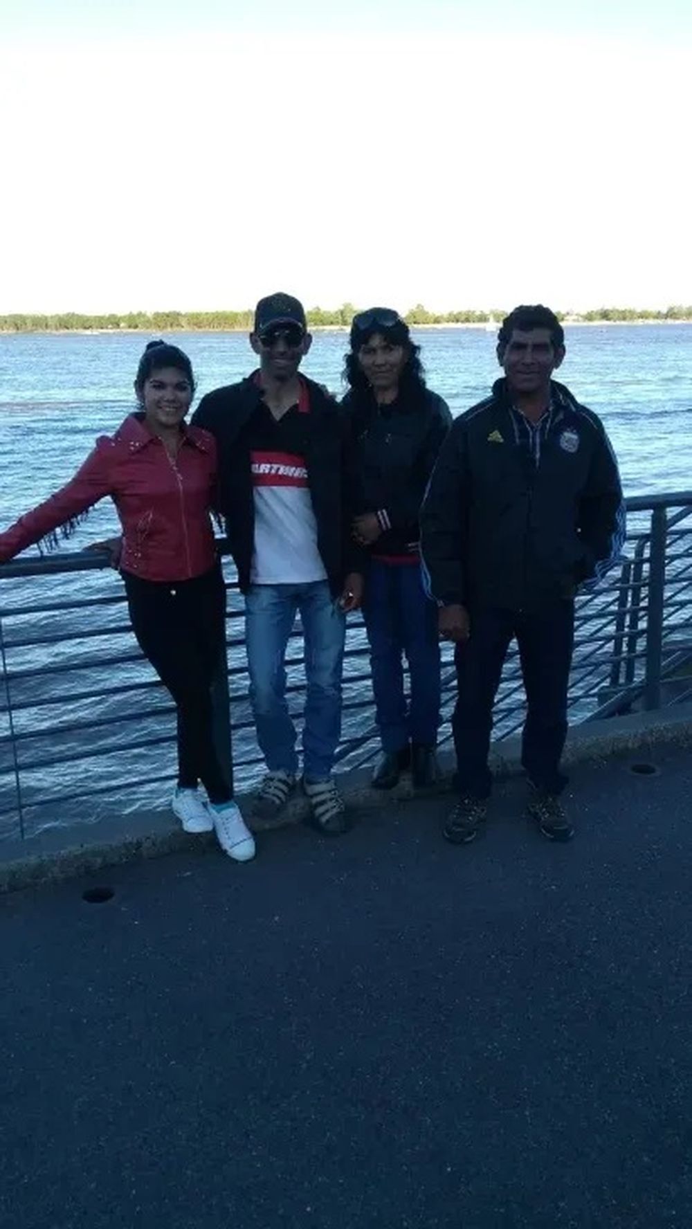 Con sus padres y una hermana, con el R&iacute;o Paran&aacute; de fondo.
