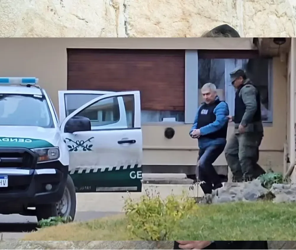 SIN PRIVILEGIO. Lázaro deja su casa.