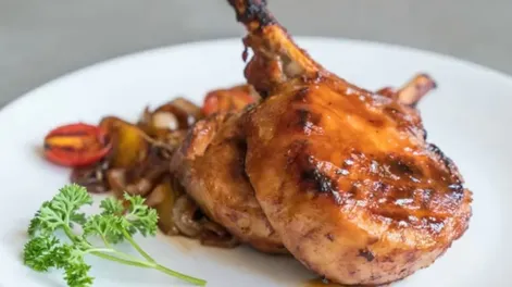 Cómo preparar una exquisita chuleta de cerdo marinada con cerveza