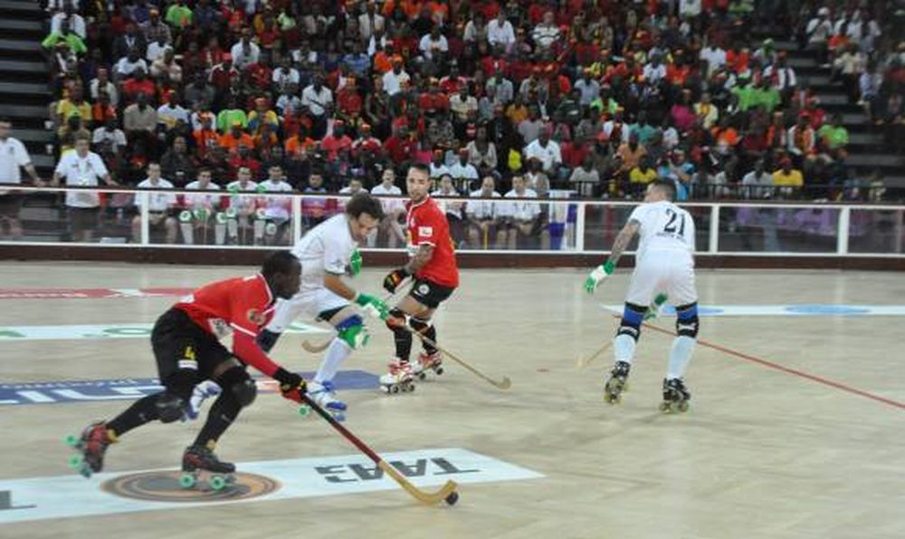 Angola goleó en el debut
