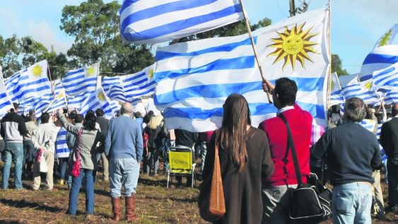 Aumento de contagios y cacerolazos en Uruguay: del mejor al peor ejemplo del mundo