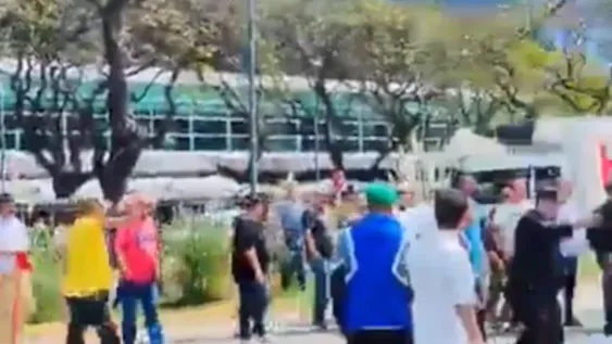 Violenta batalla campal entre taxistas y choferes de aplicación en la puerta de Aeroparque