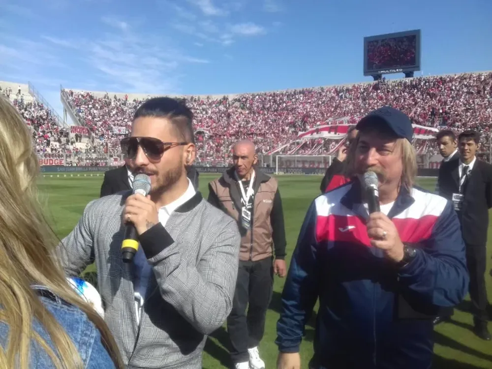 Maluma hizo jueguitos con la pelota y derrochó carisma