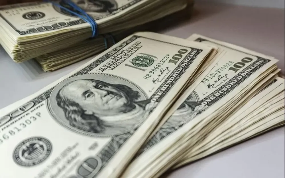 Nuevos récords: dólar a $44,97 y Riesgo País en 945 puntos