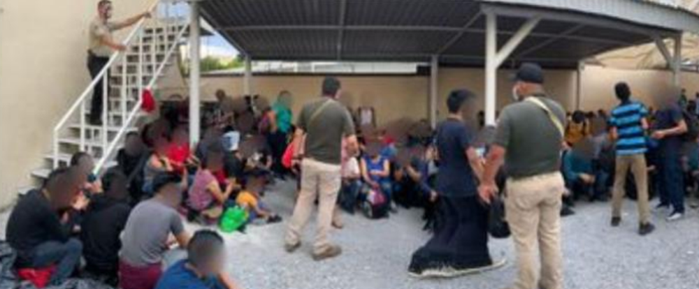 Hallan a más de 300 migrantes en condiciones infrahumanas en una casa