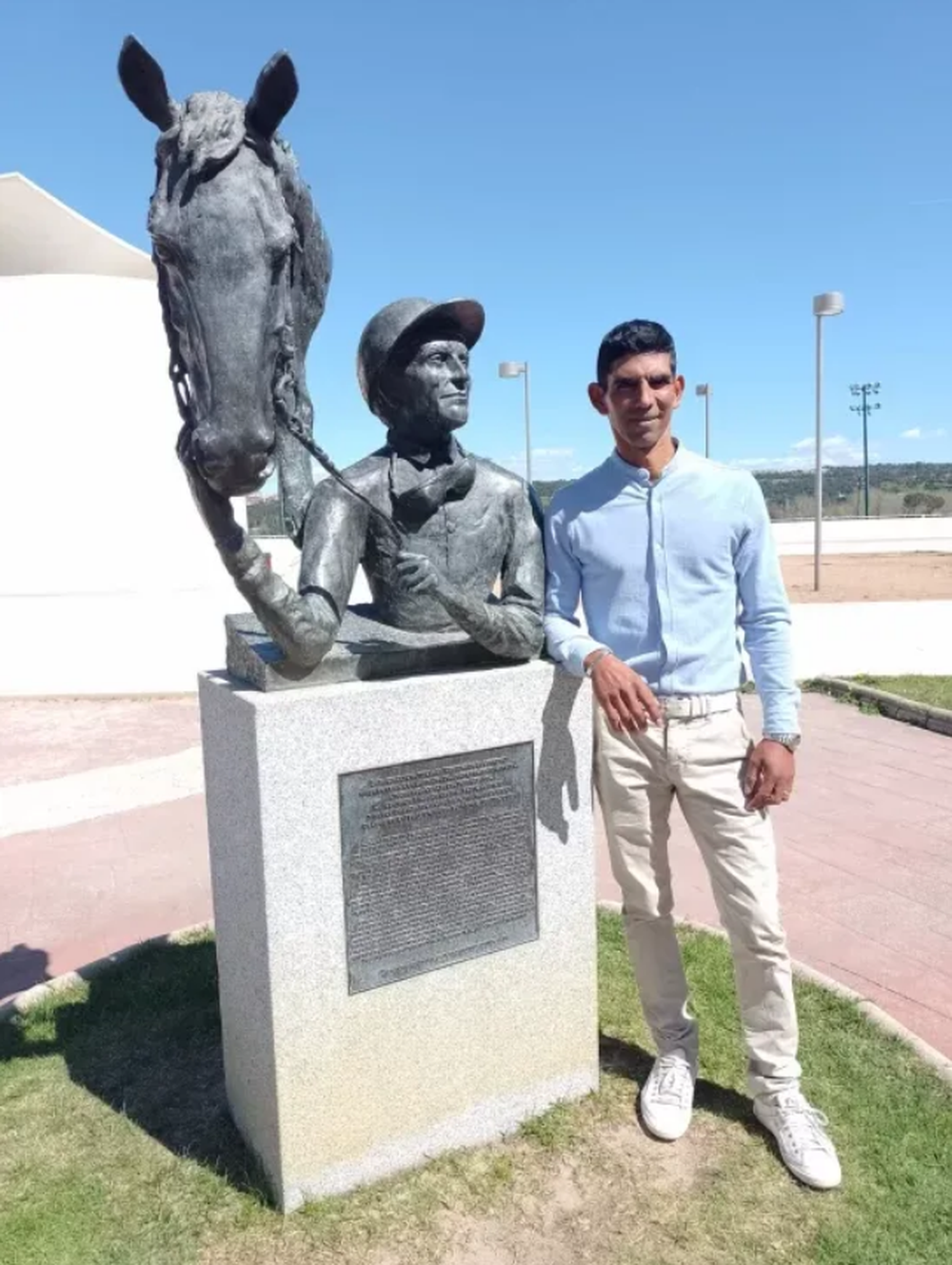 En Madrid. Omar posa en la entrada del Hip&oacute;dromo de la Zarzuela.