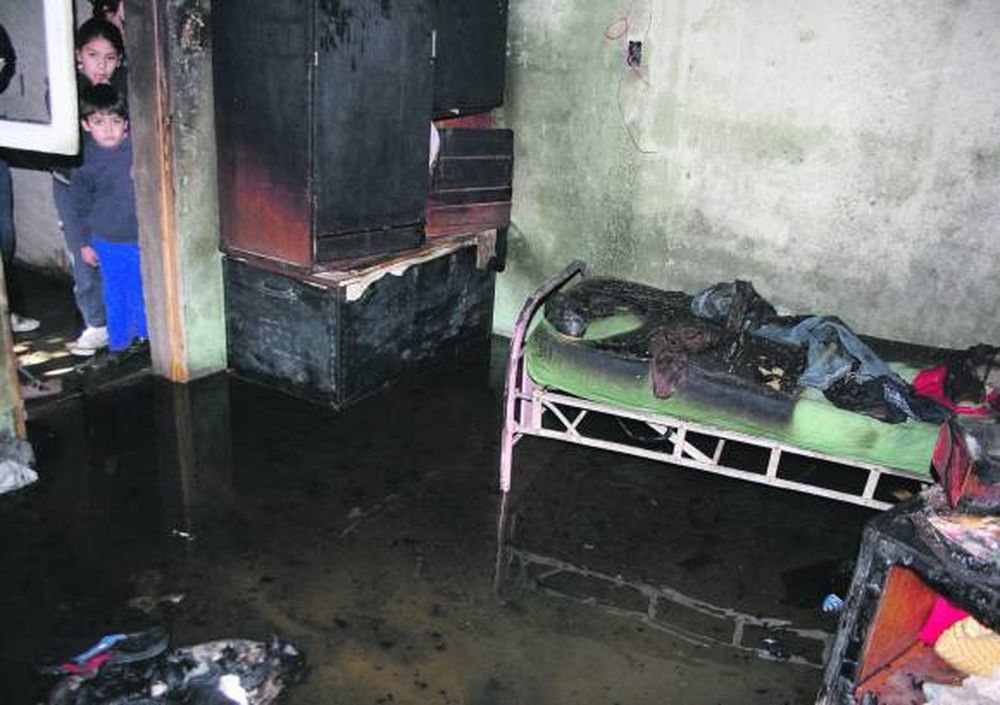 Una travesura,  un incendio y  una casa con  serios daños