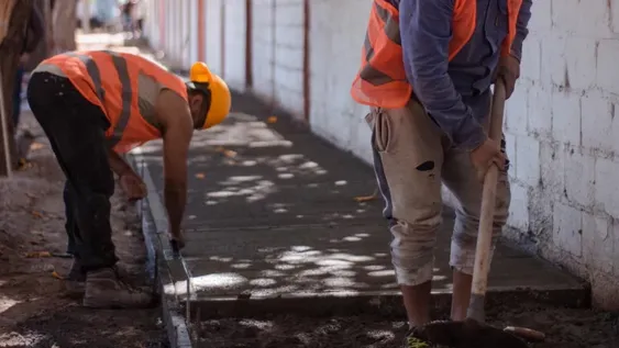 Salen a arreglar las veredas en Caucete