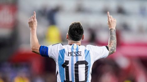 Eterno. El ambiente deportivo de San Juan no se alejó del sentimiento mundial por la despedida de Messi en la selección.