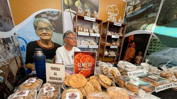 Doña Pepa volvió a la Feria Internacional de Artesanías, con sus tortitas jachalleras, tortitas al rescoldo, tabletas de arrope, semitas con chicharrones... y cocho.&nbsp;