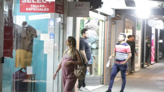 De ambos lados. En San Juan hay empresas que son fabricantes de indumentaria y también la venden a público, estos esperan poder reducir costos para llegar a competir con las importaciones con menos impuestos.