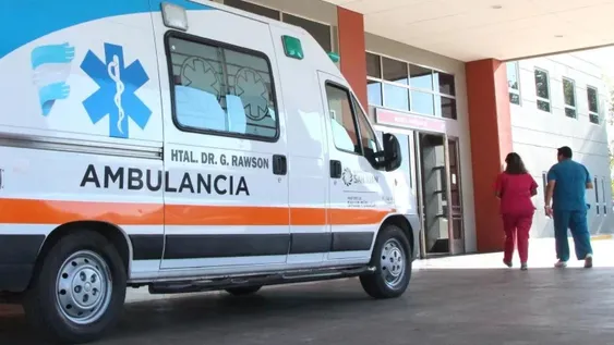 Viajaba en moto como acompañante y sufrió múltiples heridas al chocar con una combi