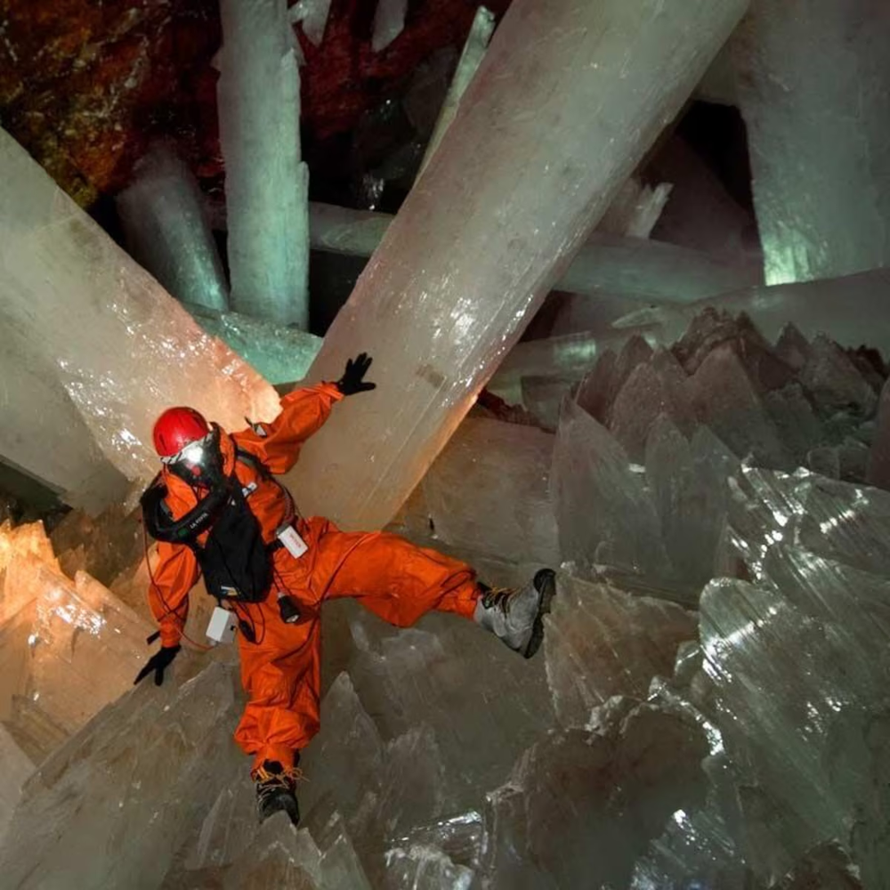 Ubicada en las galer&iacute;as subterr&aacute;neas de una mina en Chihuahua, M&eacute;xico, esta cueva fue descubierta por mineros en el a&ntilde;o 2000 mientras drenaban agua para continuar con las perforaciones de plomo y plata.