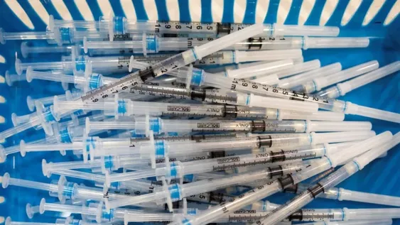 Un laboratorio anunció que en marzo tendrá lista una nueva vacuna contra Ómicron