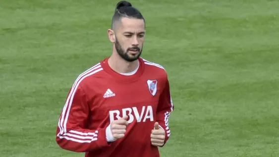 Larrondo y su mal paso: “Me miraban y me lesionaba”