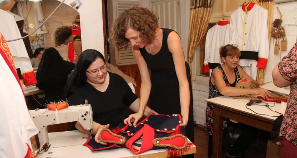 Elegantes uniformes y hasta un tintero, los trabajos más detallistas de la previa