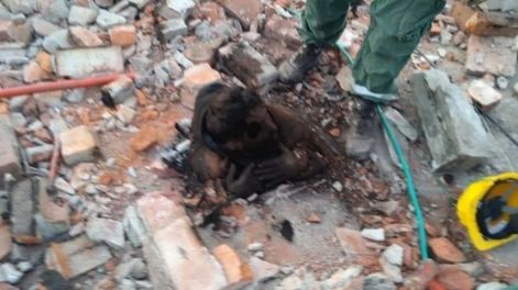 Intentó entrar a la casa de su ex y quedó atrapado en la chimenea