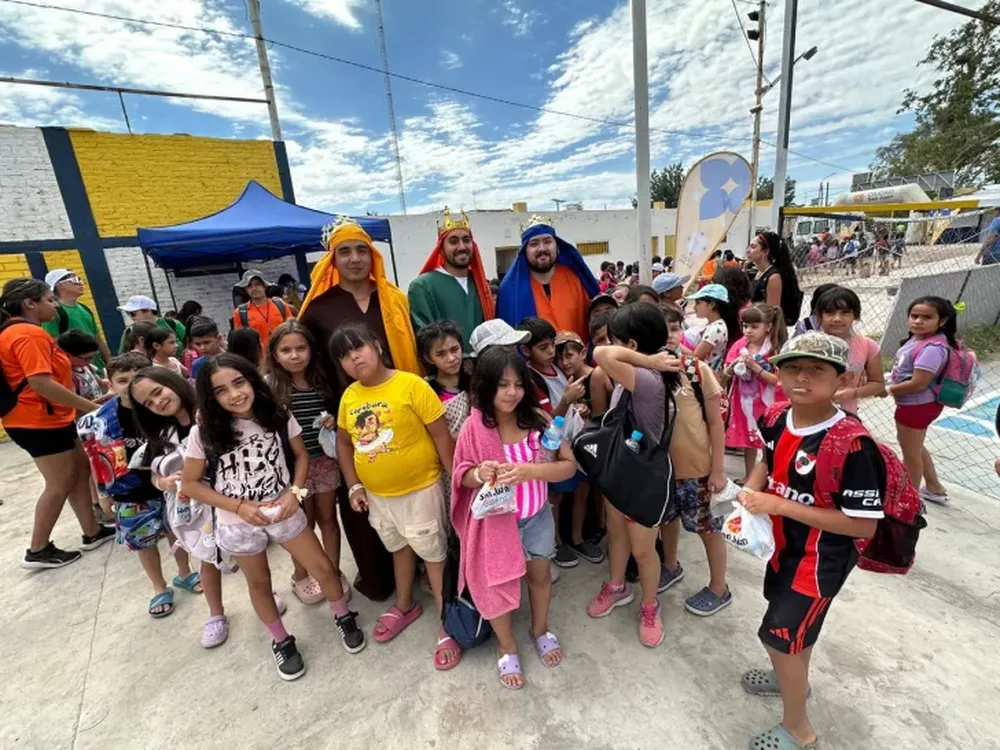 Con más de 1.200 personas, arrancó la colonia de verano en Capital entre Reyes Magos, bailes, juegos y pileta