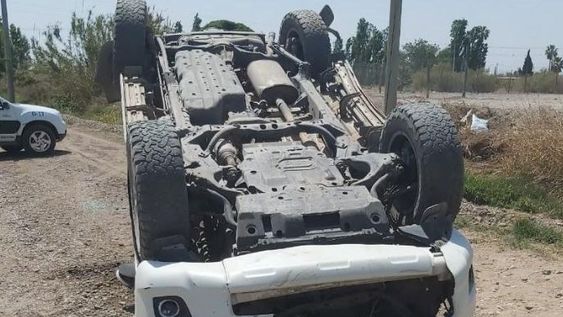Volcó en camioneta y se salvó