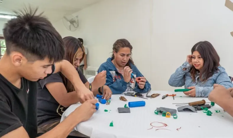 Alumnos con dicapacidad y de una escuela secundaria de Angaco fabricaron elementos para mejorar la calidad de vida de pacientes con artritis.
