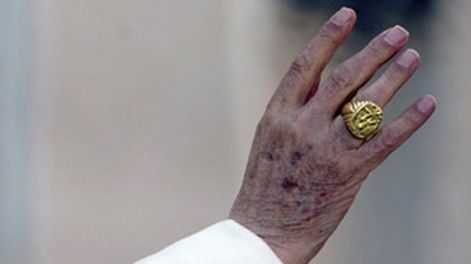 Benedicto XVI entregó el anillo y los cardenales llegan a Roma