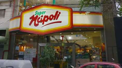 Fue a un reconocido supermercado y pagó $1.600 en caja, pero llevaba más cosas en la mochila